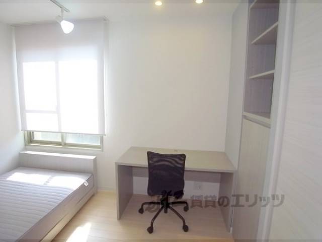 洋室　机　シンプルな机が一番。