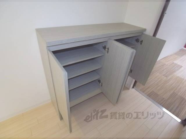 下駄箱　十分な大きさの下駄箱です。