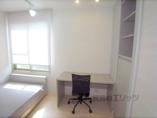 洋室　机　シンプルな机が一番。