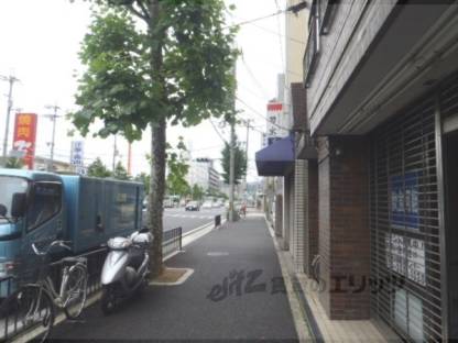 店舗前東向き