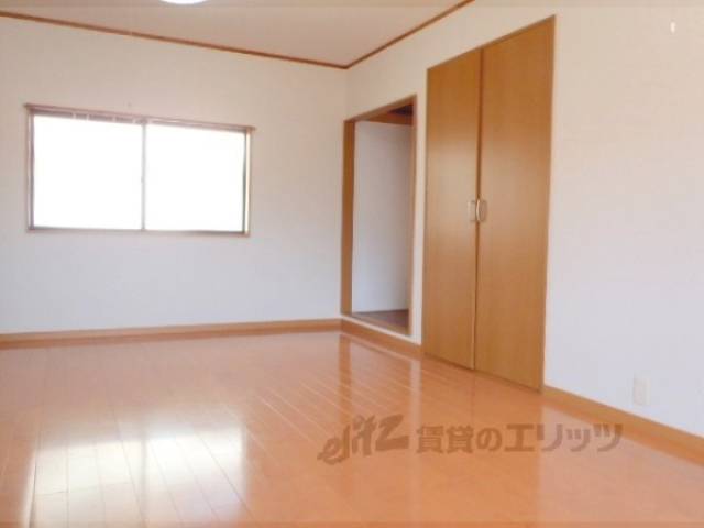 洋室　2階は10.5帖もある広々洋室です・