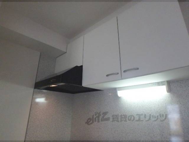 キッチン　収納、換気扇