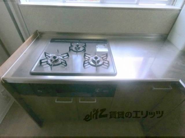 キッチン　三口コンロ