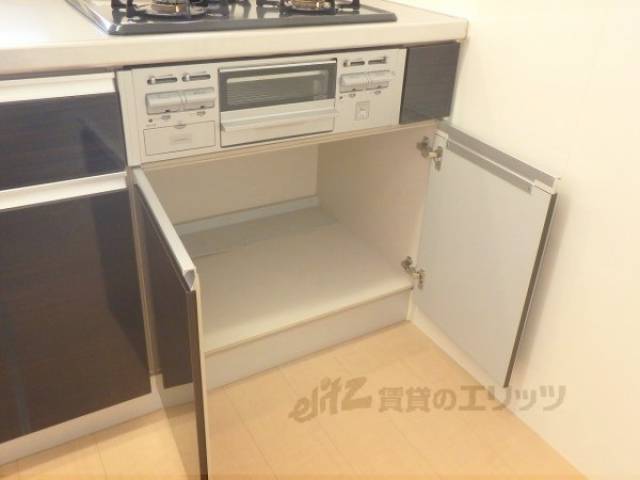 キッチン　コンロ下 収納