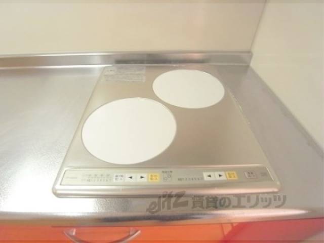 キッチン　二口電熱コンロ　二口コンロなので料理好きには嬉しいです。