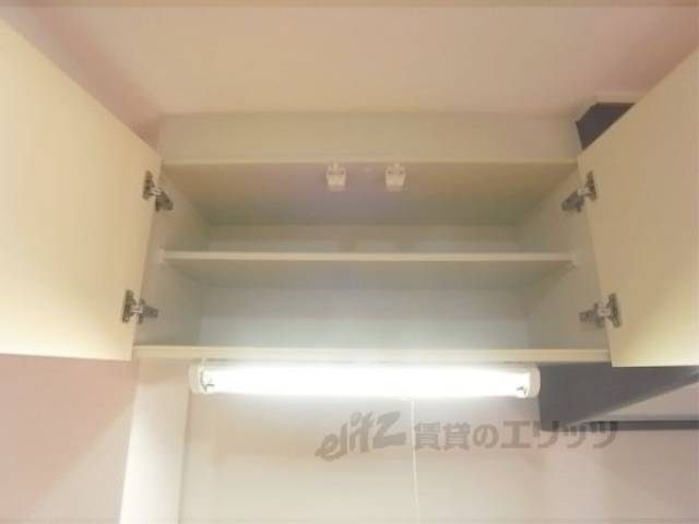 収納　上部収納　食器類をたっぷり収納できますよ。