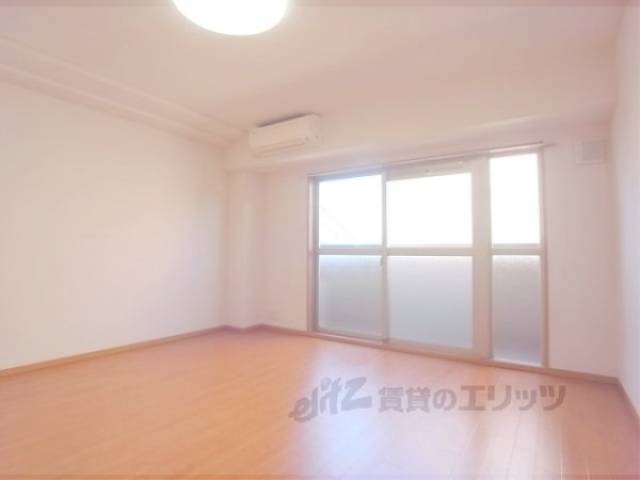 洋室　陽がたっぷり入ってきて嬉しいですね。