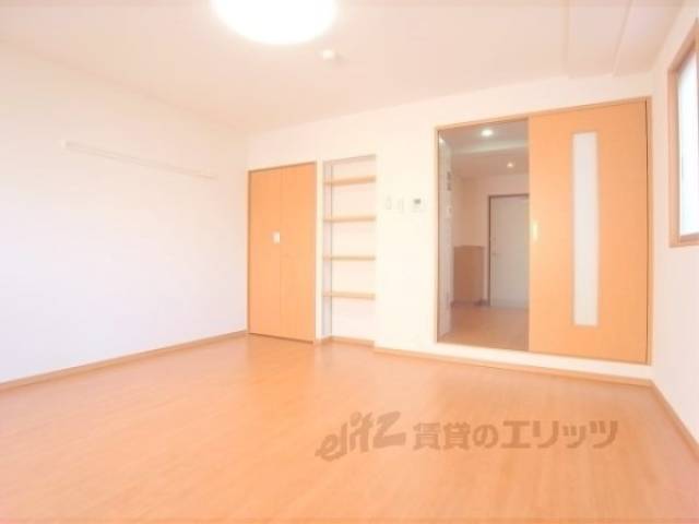 洋室　日中でも明るいお部屋ですよ。