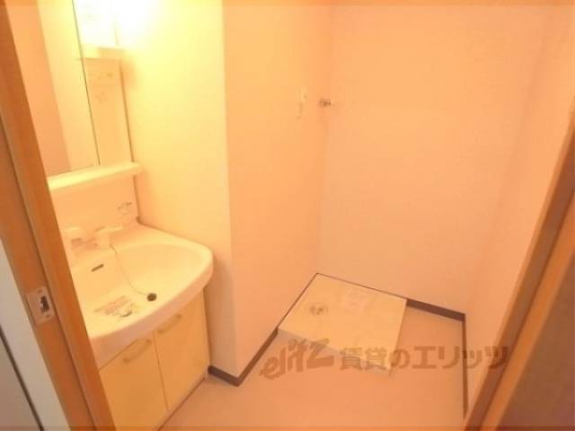 洗面所　独洗面台　独立洗面台にも下部収納が完備されています