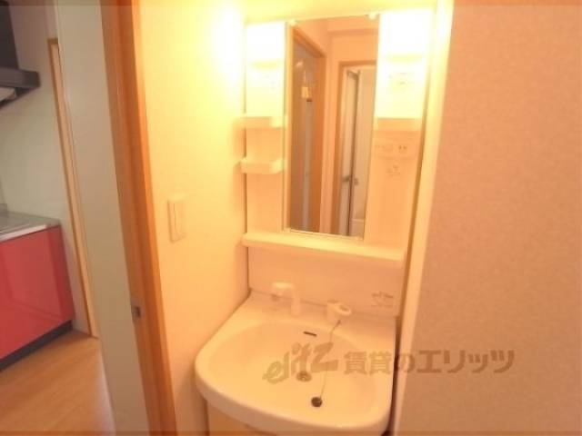 洗面所　独立洗面台　上部　棚があって便利ですね。