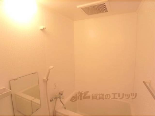 風呂　天井・換気扇　換気扇も完備しているので、常に清潔