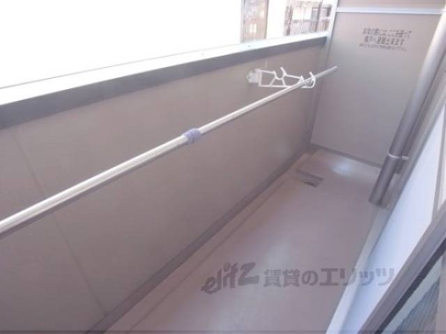 ベランダ　外に洗濯物を干すことができます。