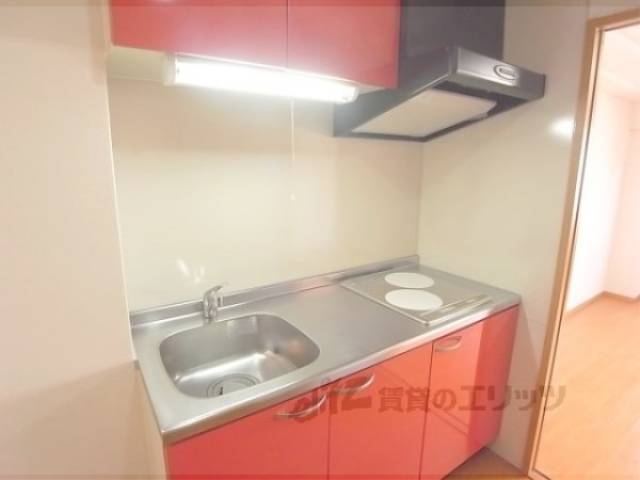 キッチン　赤いキッチンがおしゃれですね。