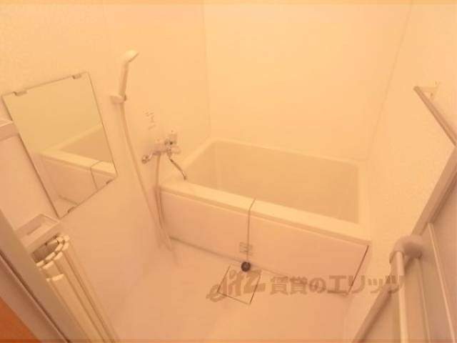 風呂　白を基調とした清潔感のあるお風呂スペース