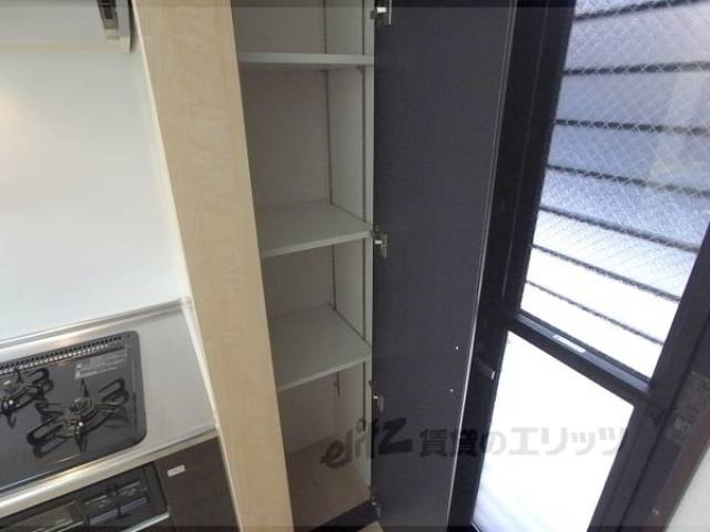 キッチン横収納