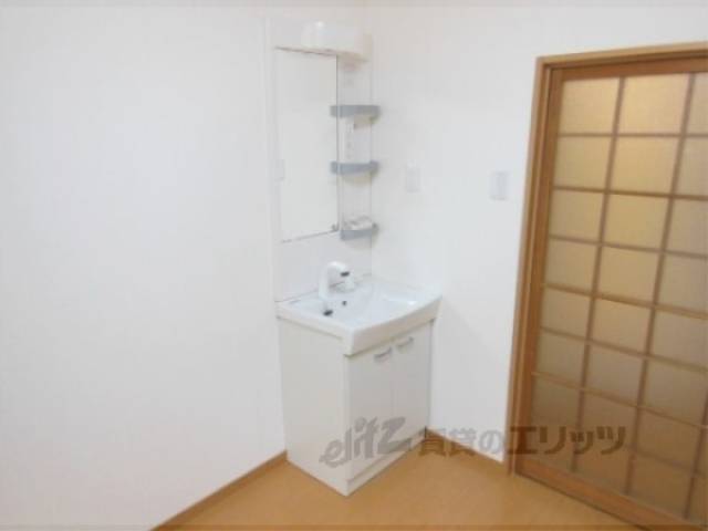 洗面所　洋室の角にございます