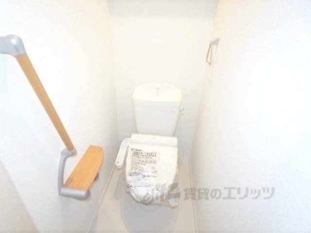 トイレ　手すりつきのウォシュレットトイレ