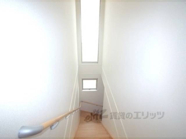 廊下　採光窓があるので明るいです