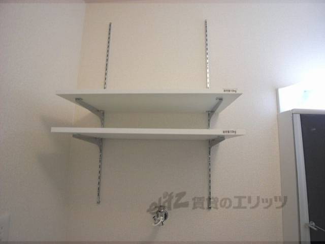 収納　洗濯機置き場上部に収納棚が付いてます。