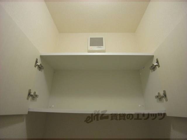 収納　トイレ上部に収納が付いてます。