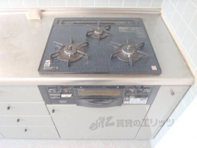 キッチン　3口コンロ備え付け