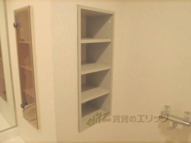 洗面所　壁に収納付いています。