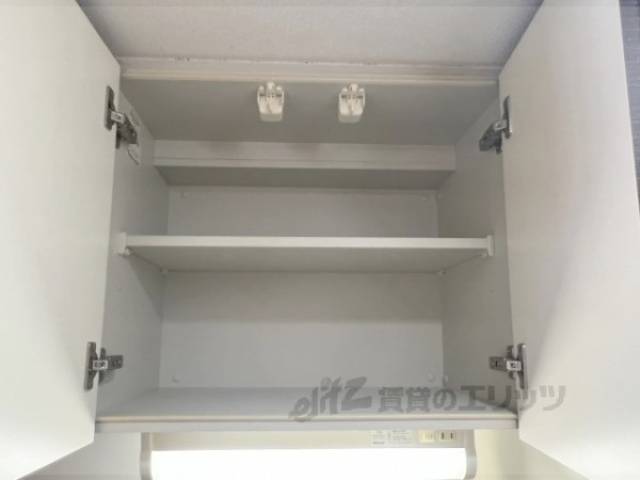 キッチン　収納上部　居室部分
