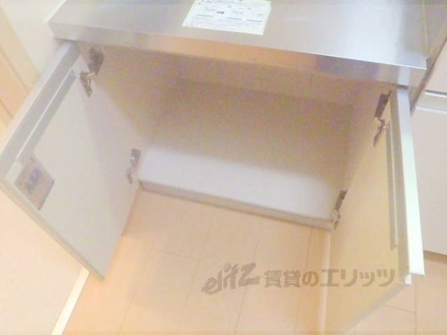 キッチン　コンロ下にも収納できますよ