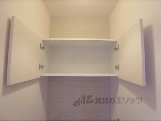 トイレ　トイレットペーパーなどを収納できます