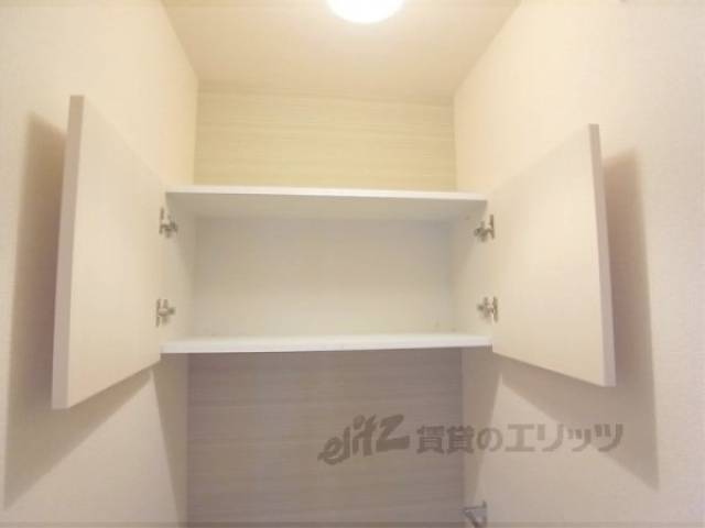 トイレ　トイレットペーパーなど収納可能