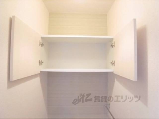 トイレ　トイレットペーパーなど収納可能