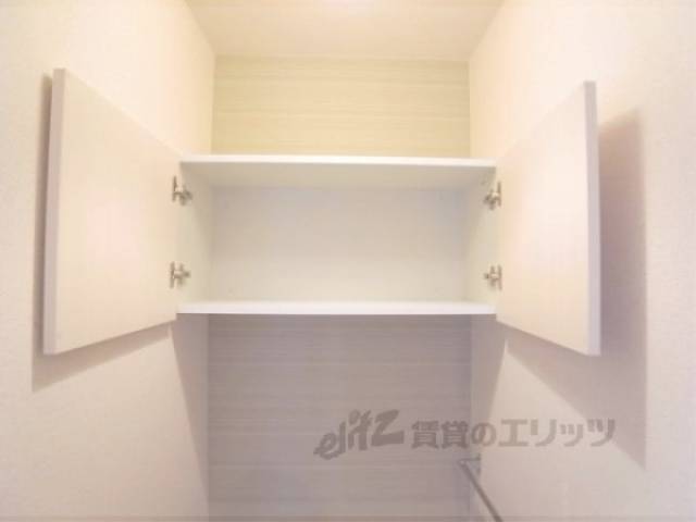 トイレ　トイレットペーパーなど収納可能