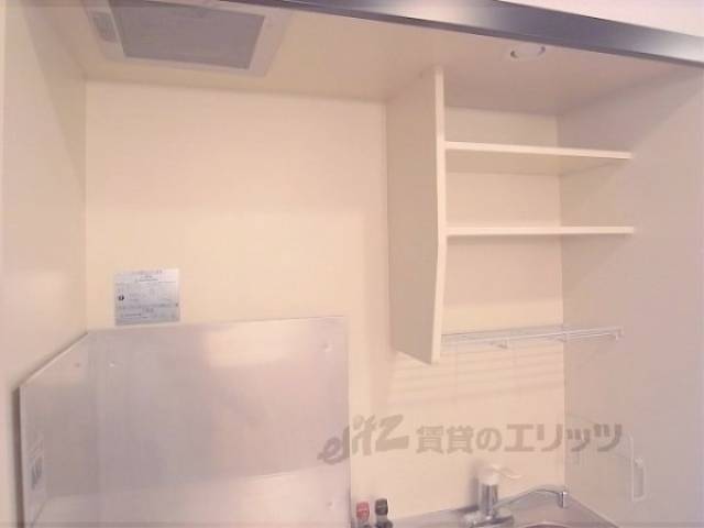 収納　キッチン上部