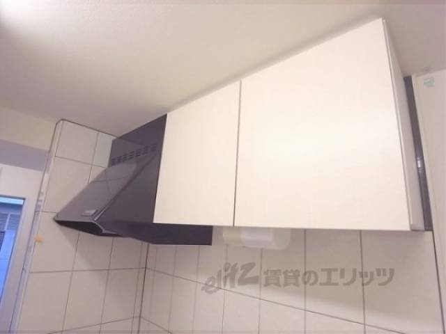 キッチン　上にも戸棚があり収納たっぷり