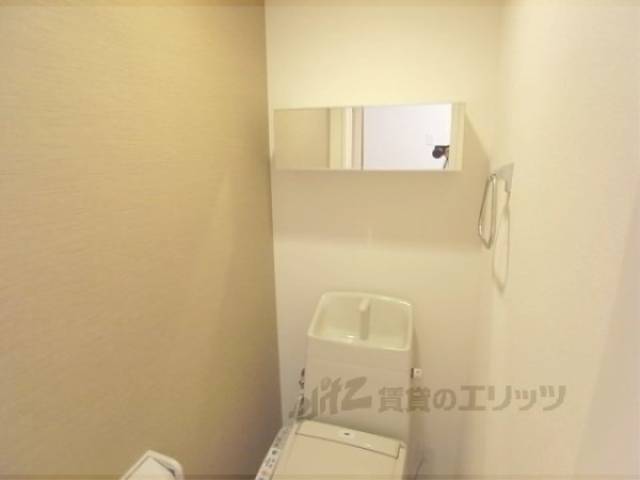 トイレ　鏡付き収納つき