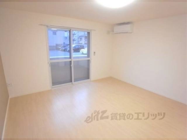 洋室　ゆったりとした１０帖の洋室です