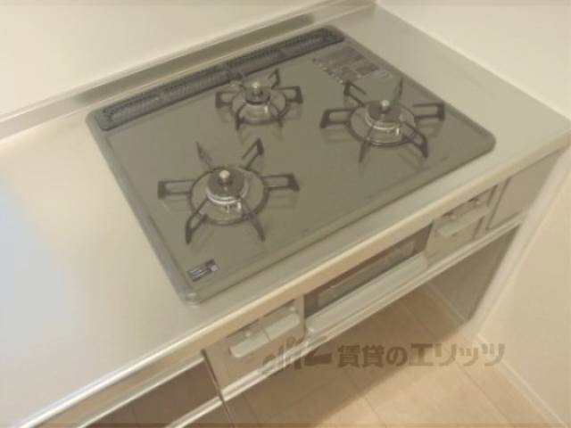 キッチン　3口コンロ備え付け
