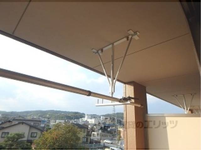 ベランダ　竿掛け
