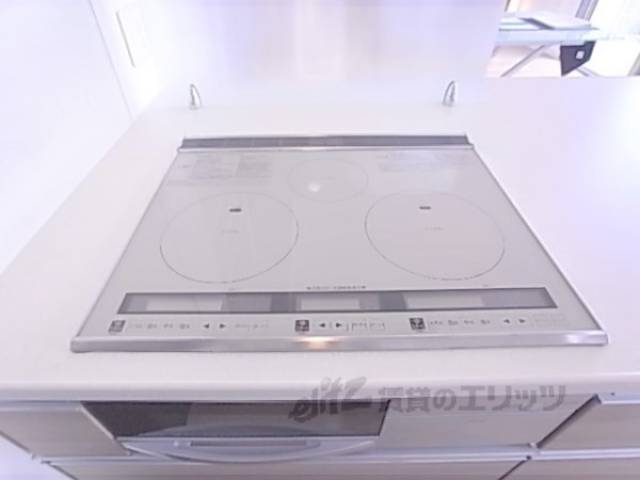 キッチン　3口電気コンロ