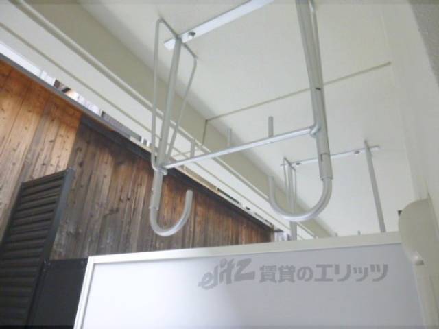 ベランダ　物干しざおかけ