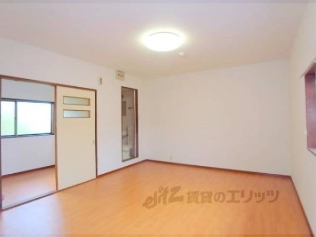 居室　きれいなフローリングのお部屋です。