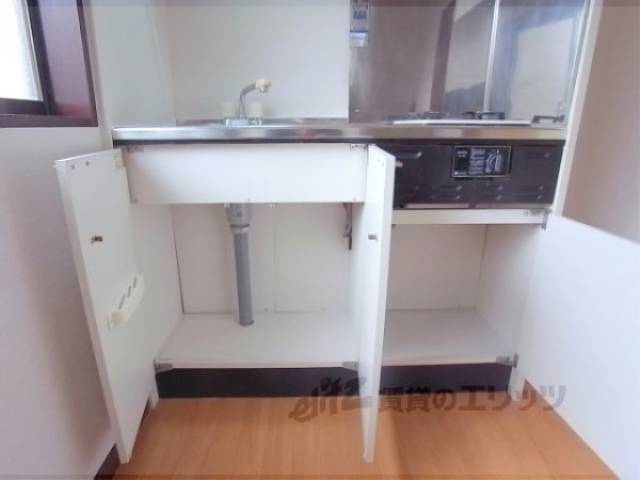 キッチン　キッチン下部収納　調味料などが収納できます。