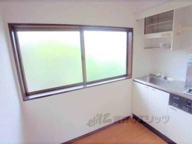 キッチンの窓　キッチンにも窓があり、明るいですよ。