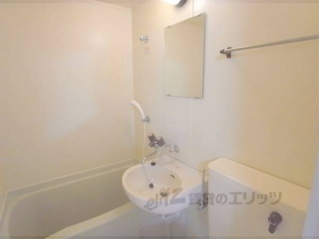 洗面所　タオル掛けがあります。