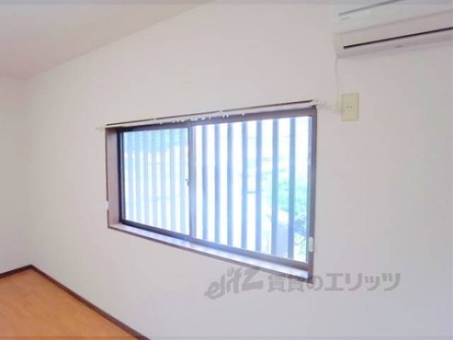 居室の窓　居室の東側に窓があります。