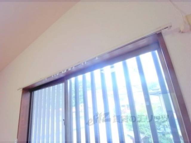 カーテンレール　窓にカーテンが設置できます。