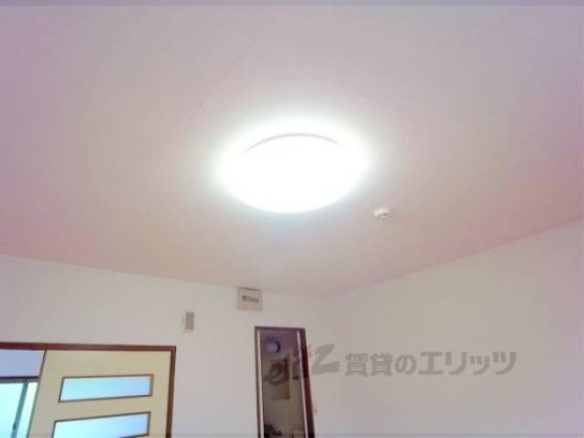照明　明るい照明が付いています。