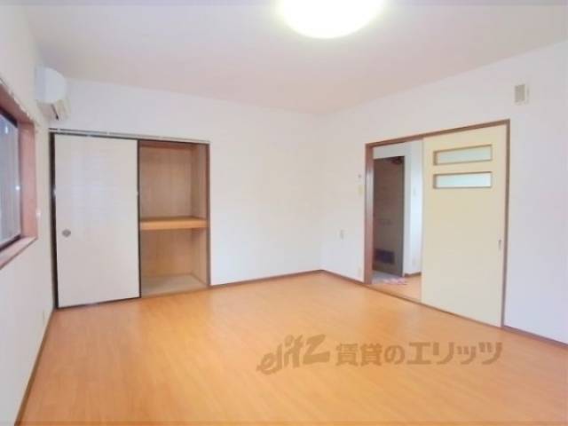 居室　キッチンとの仕切りドアもあります。