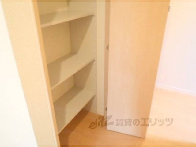 収納　廊下にまで収納が有ります
