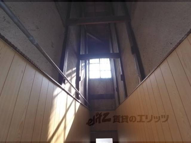 廊下　1Ｆ　日差しが気持ちよく差し込んできます。